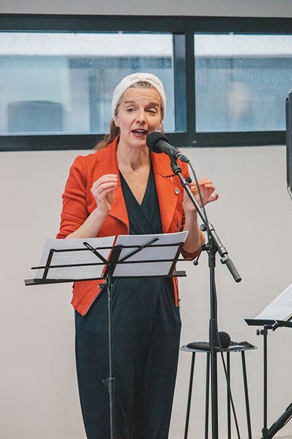 L'auteure Amandine Dhée durant la lecture de son texte <i>Sortir au jour</i>.