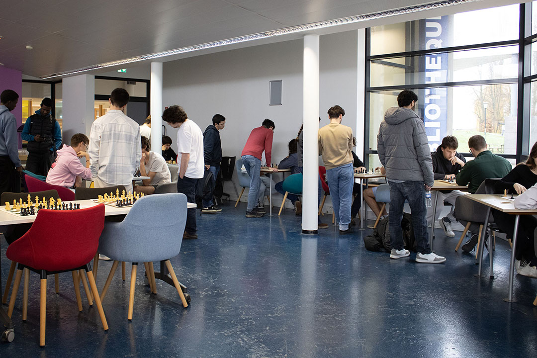 Photographie prise durant le tournoi de blitz de décembre 2025 à la BU du Mont Houy