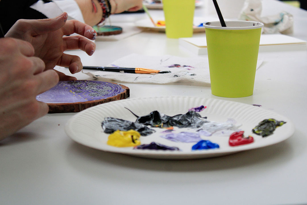Atelier de peinture sur rondins