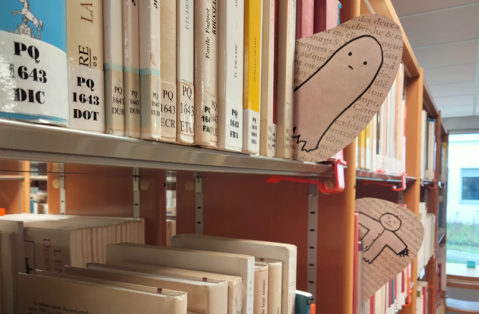Petits fantômes de papier glissés dans les ouvrages de la bibliothèque