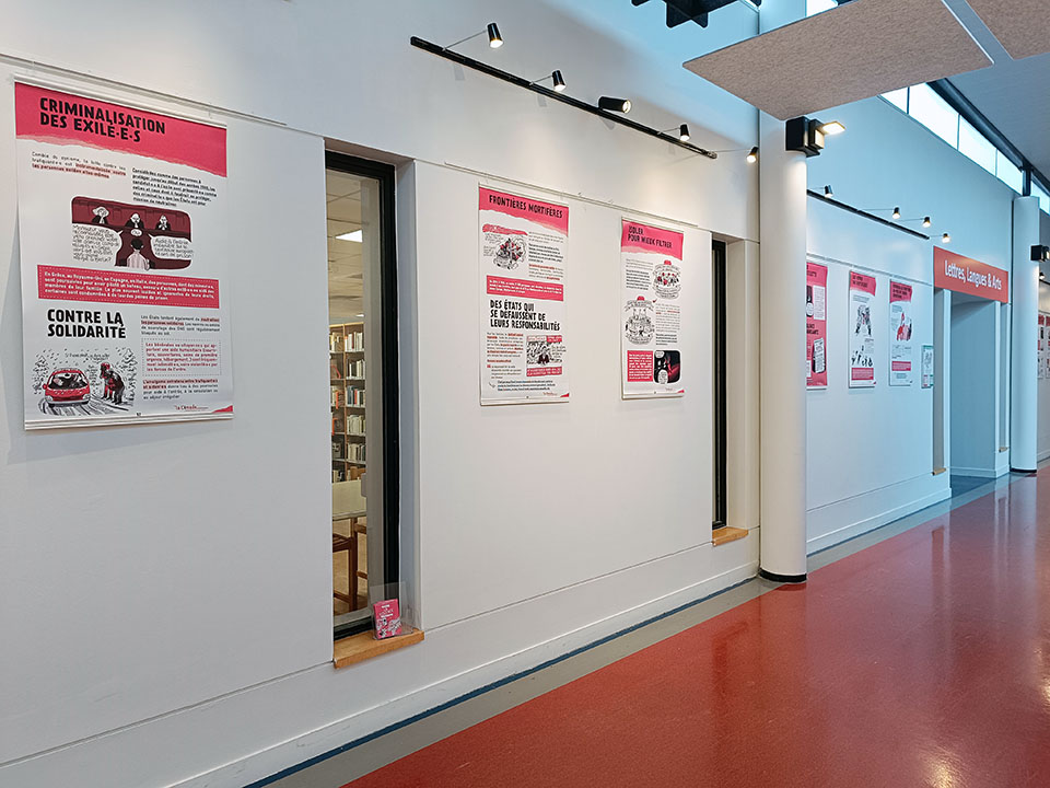 Image de l'exposition <i>Refuser la violence des frontières</i>, présentée à la BU du Mont Houy durant le festival national Migrant'scène